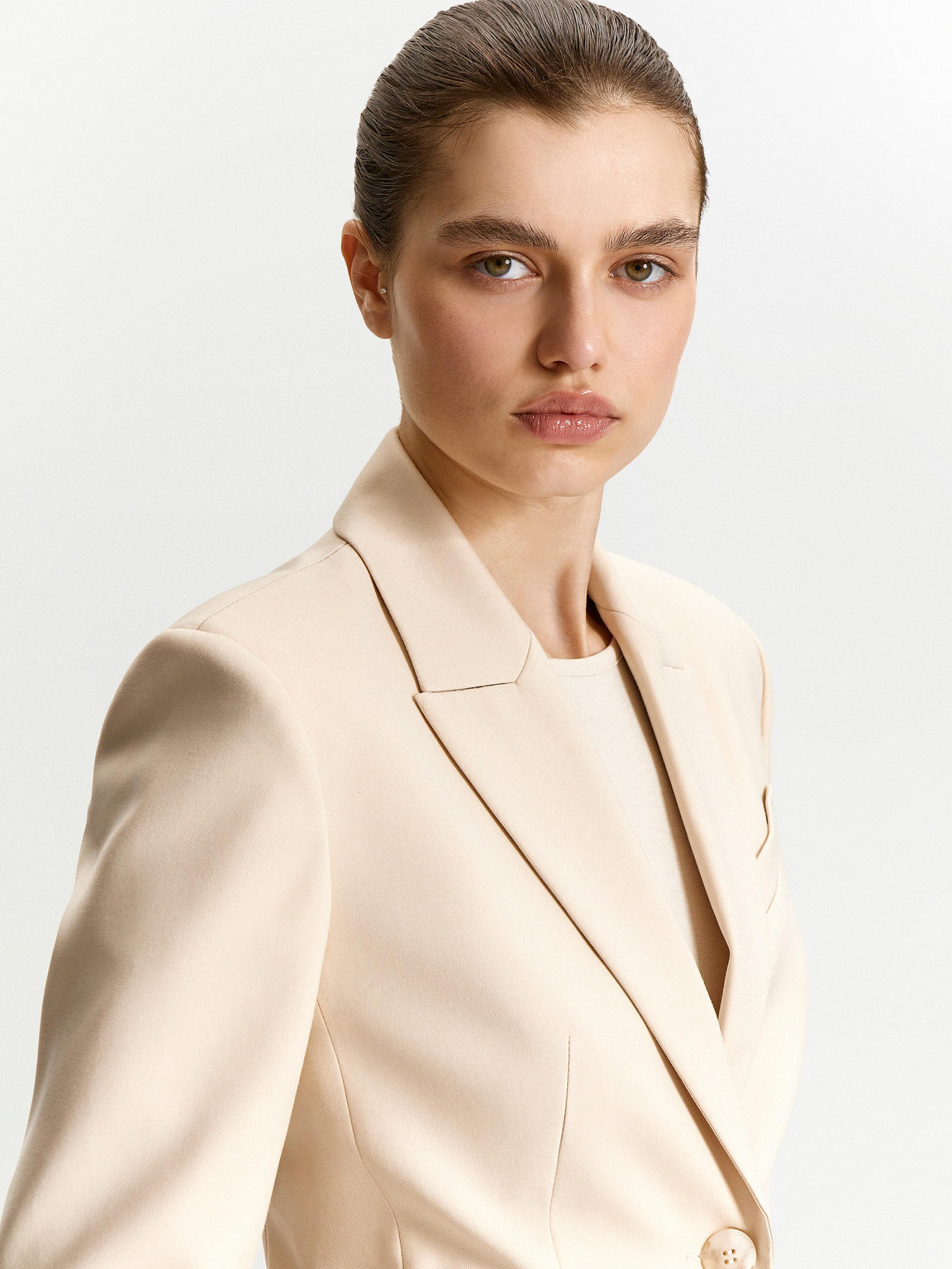 Однобортный жакет приталенного кроя